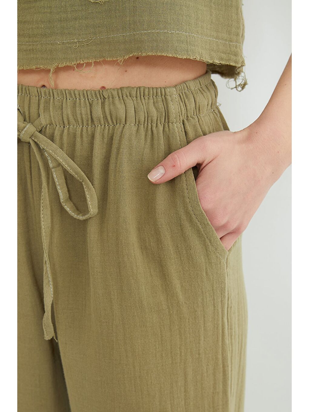 Yeşil Beli Lastikli Cepli Müslin Kumaş Pantolon-4