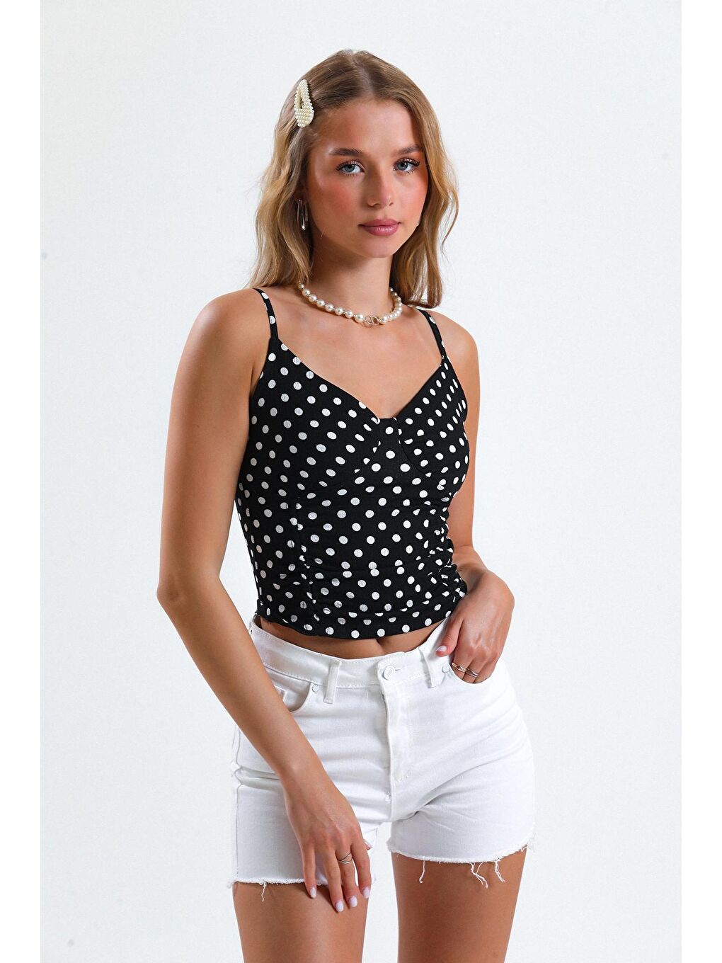 Siyah Puantiyeli İp Askılı V Dekolte Yakalı Crop Bluz IZ17-U