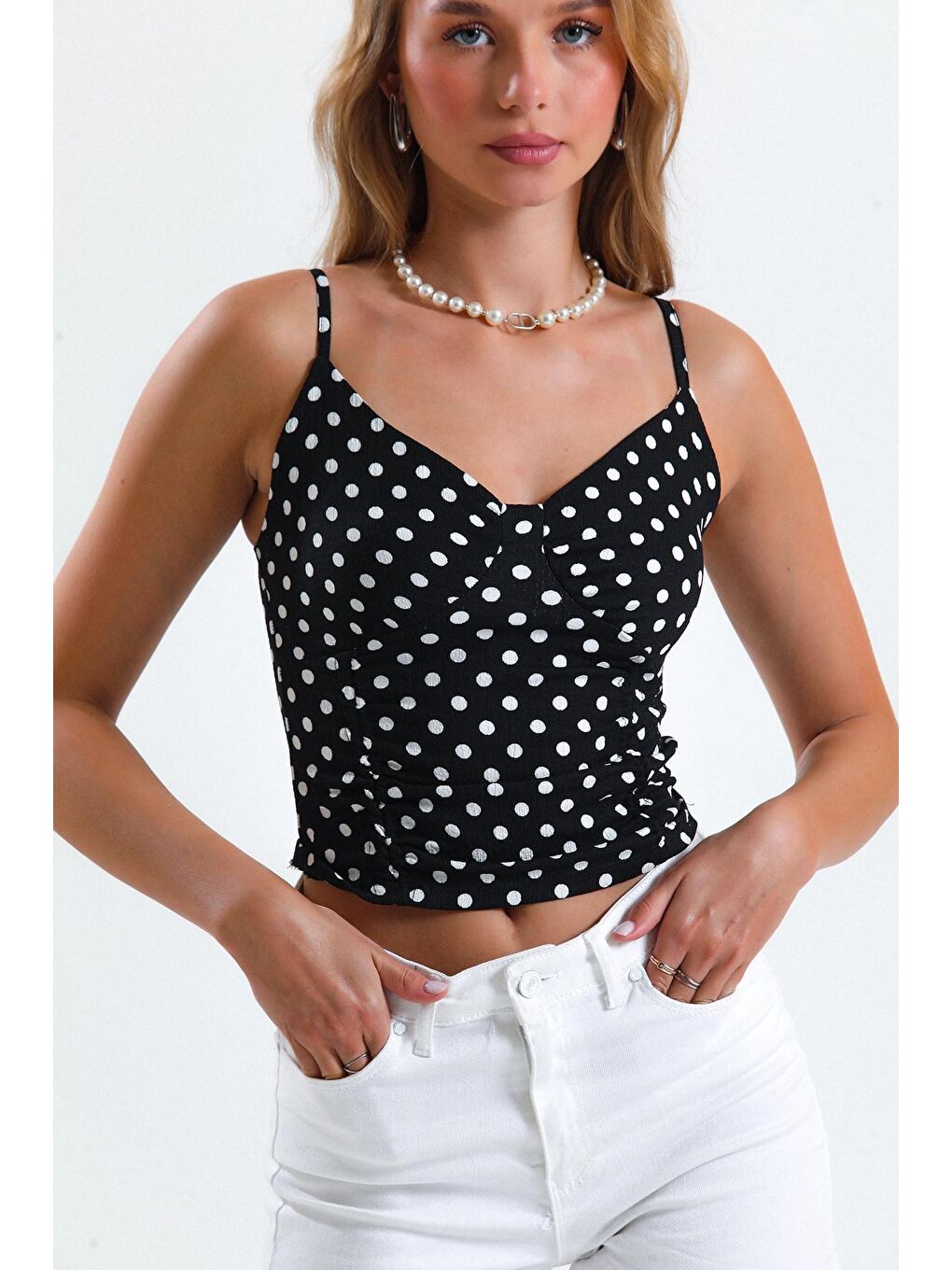 Siyah Puantiyeli İp Askılı V Dekolte Yakalı Crop Bluz IZ17-U-1