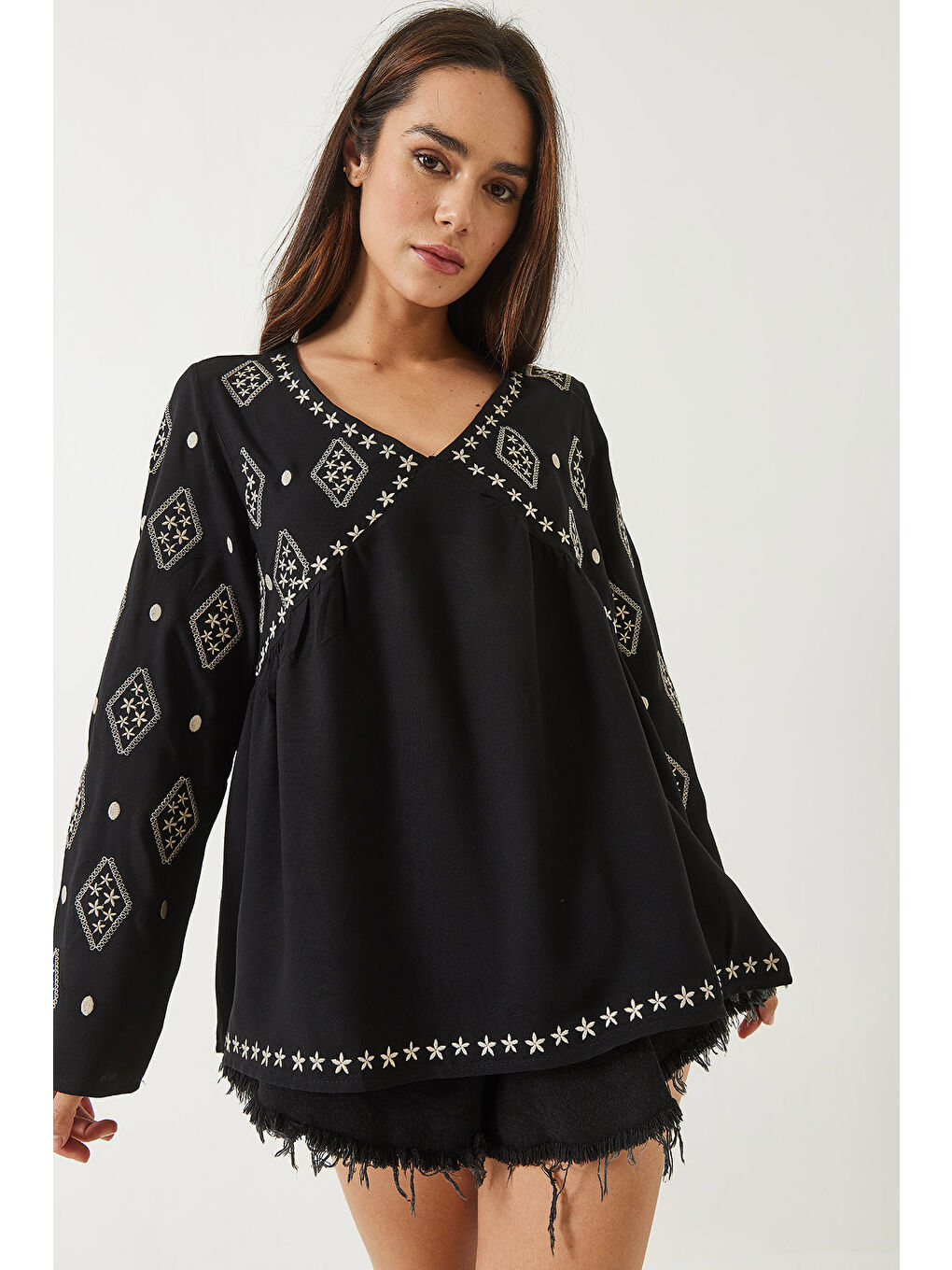 Siyah Kadın V Yaka Nakışlı Pamuklu Bluz-1