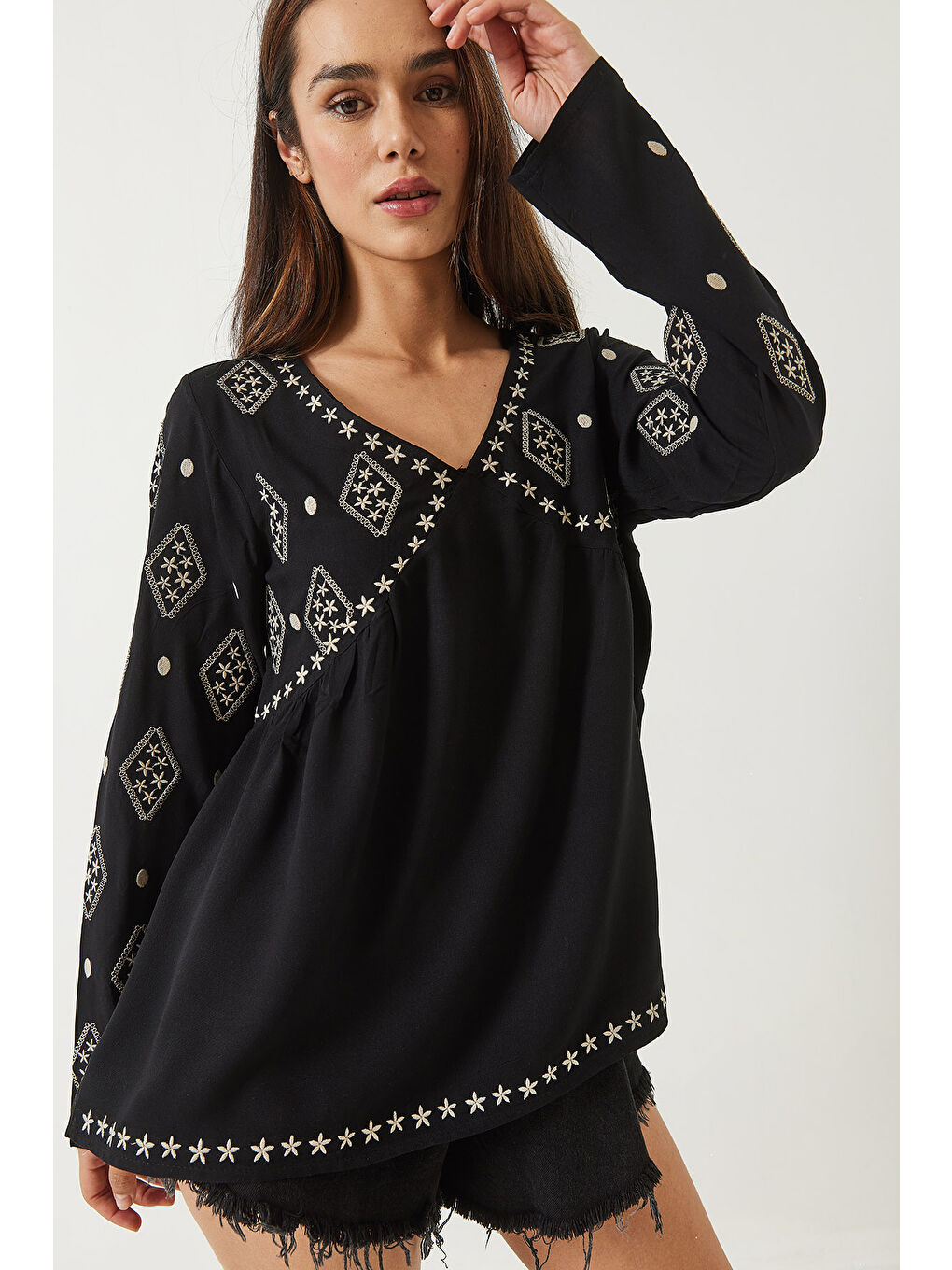 Siyah Kadın V Yaka Nakışlı Pamuklu Bluz-2