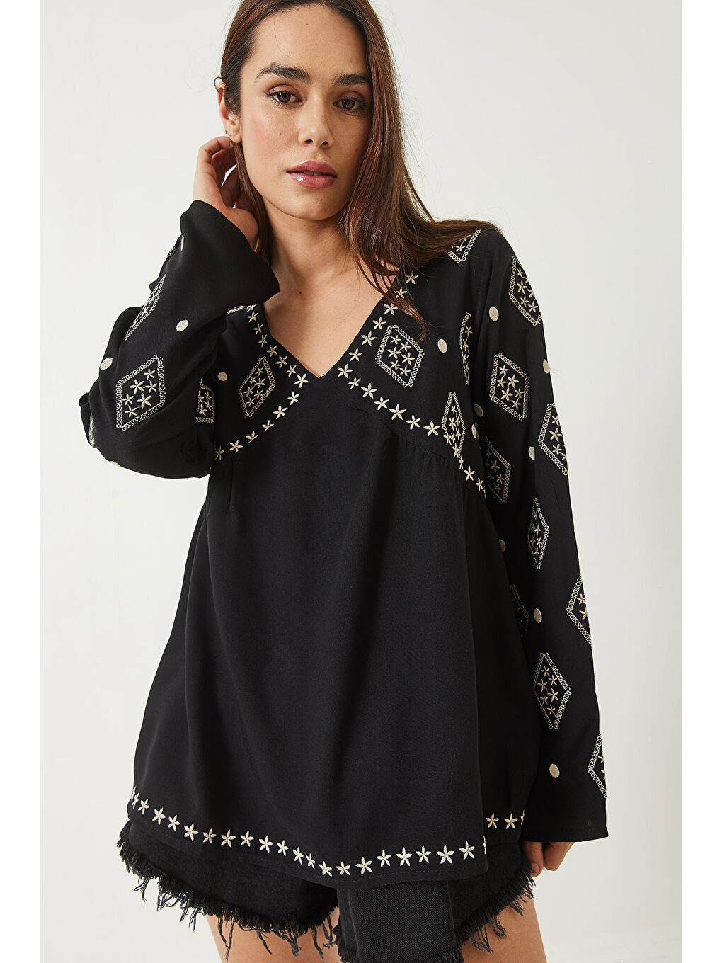 Siyah Kadın V Yaka Nakışlı Pamuklu Bluz-3
