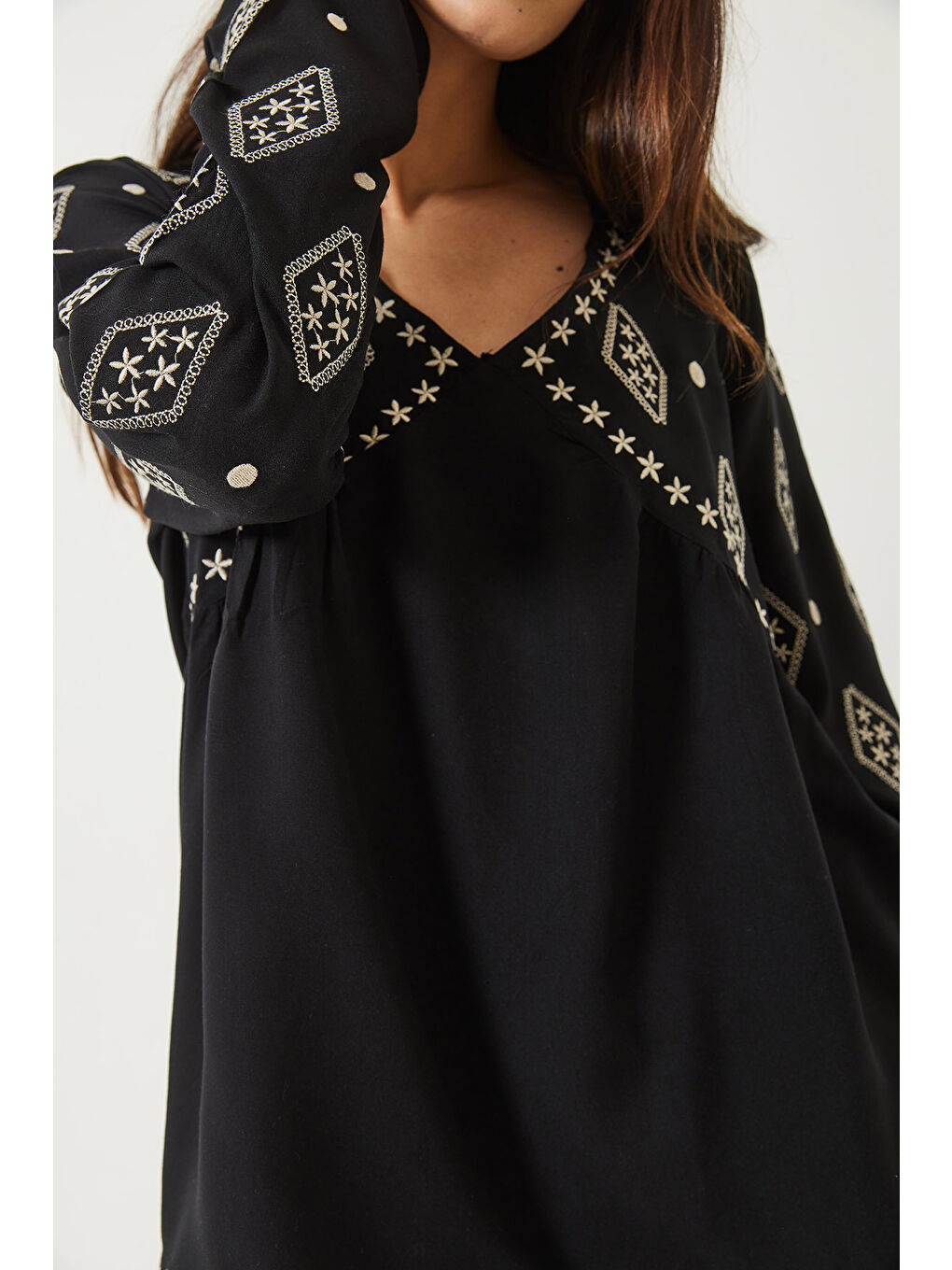 Siyah Kadın V Yaka Nakışlı Pamuklu Bluz-4