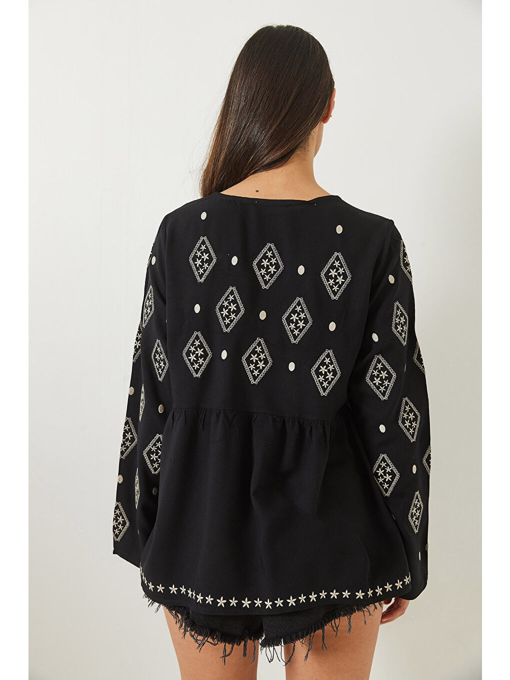 Siyah Kadın V Yaka Nakışlı Pamuklu Bluz-5
