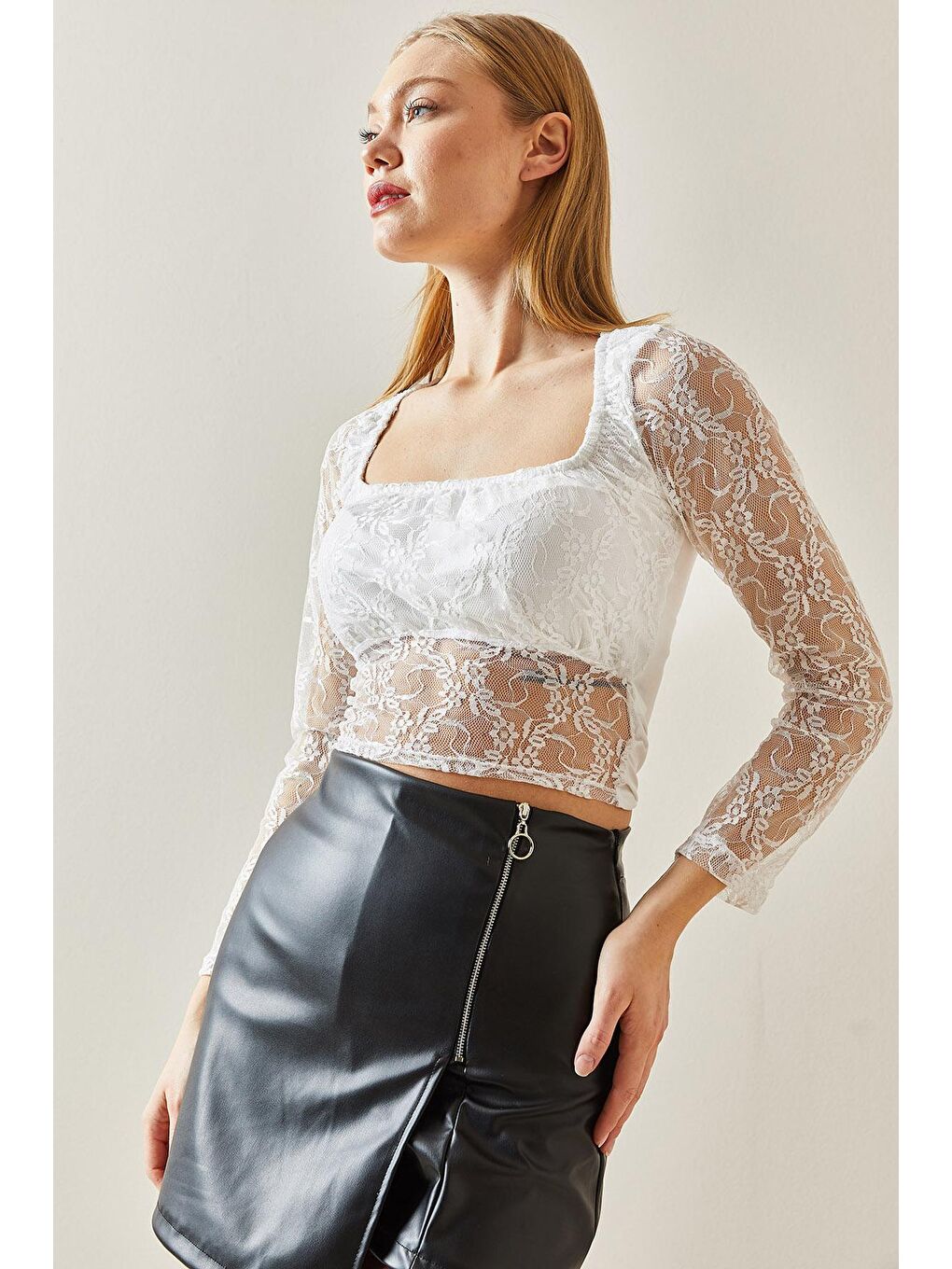 Beyaz Dantel Detaylı Kare Yaka Transparan Crop Bluz 4KXK2-47886-01-3
