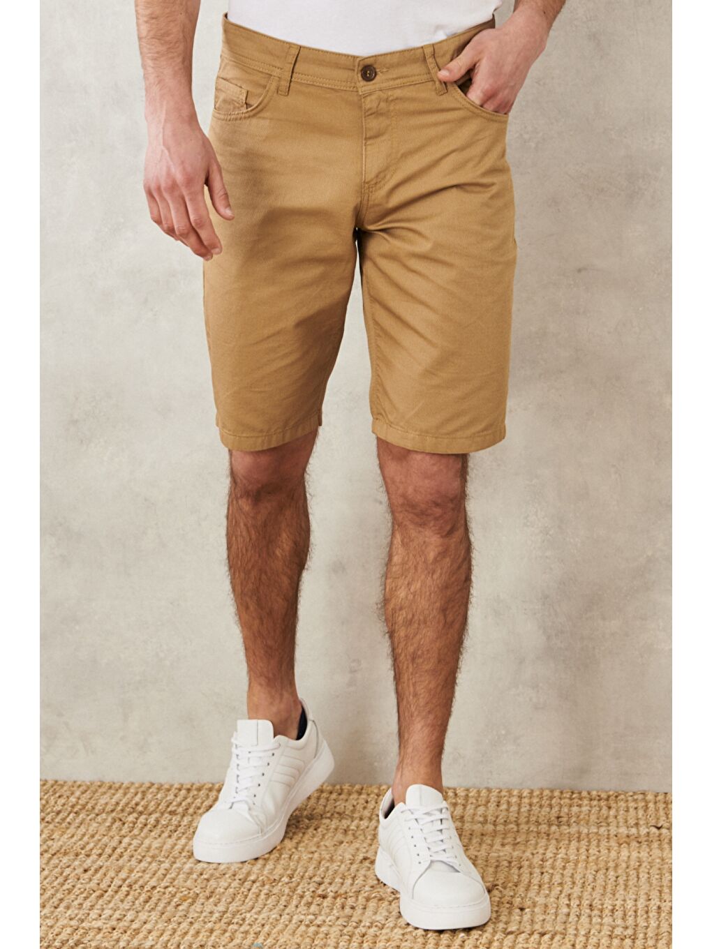 Kahverengi Erkek Camel Slim Fit Dar Kesim Armürlü %100 Pamuk Casual Chino Şort-1