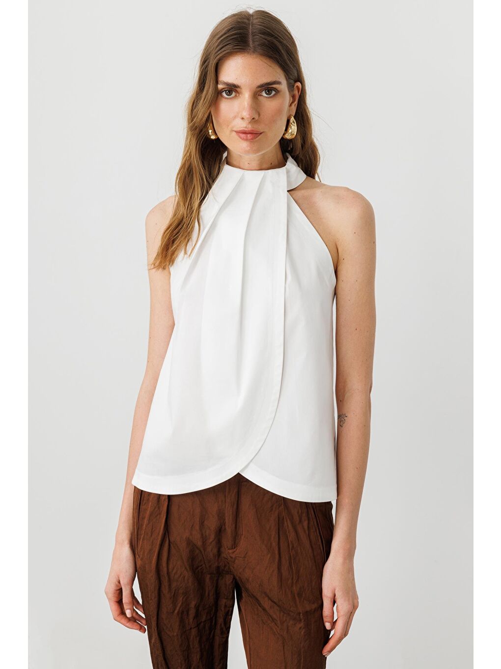 Beyaz Pili Detaylı Halter Yaka Bluz-1