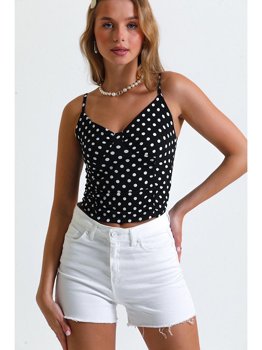 Siyah Puantiyeli İp Askılı V Dekolte Yakalı Crop Bluz IZ17-U-2