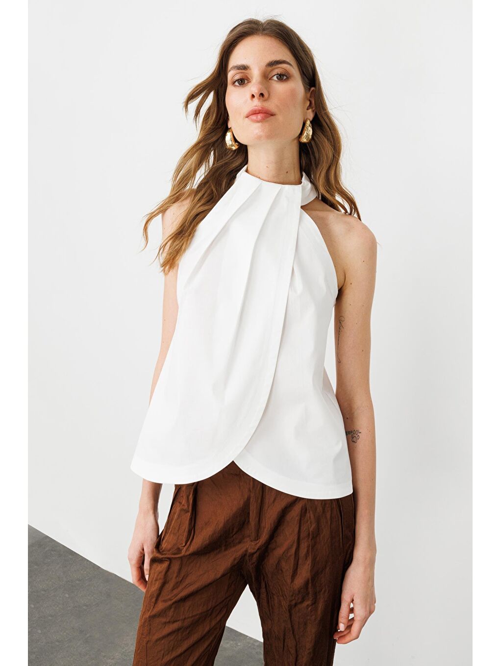Beyaz Pili Detaylı Halter Yaka Bluz-2