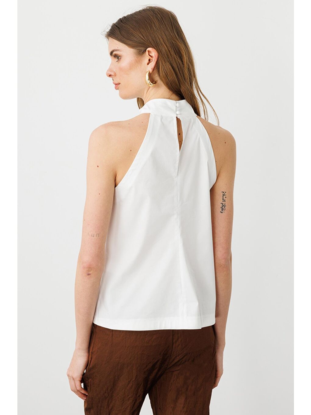 Beyaz Pili Detaylı Halter Yaka Bluz-3
