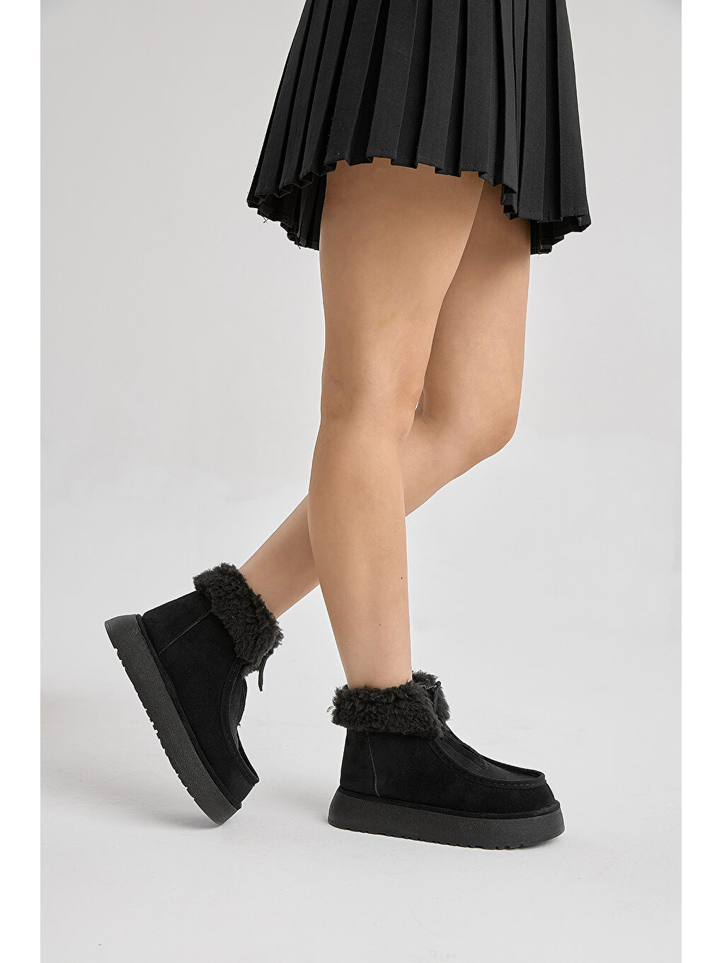 Kadın Siyah Kalın Taban Kürklü Önü Fermuarlı Süet Bot-1