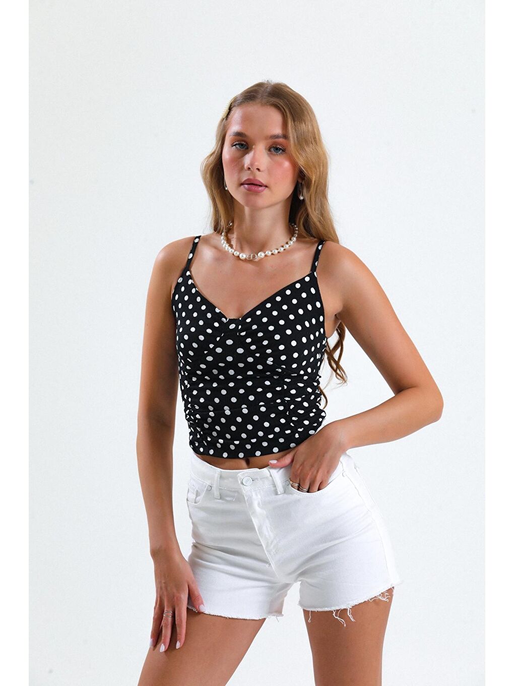 Siyah Puantiyeli İp Askılı V Dekolte Yakalı Crop Bluz IZ17-U-3