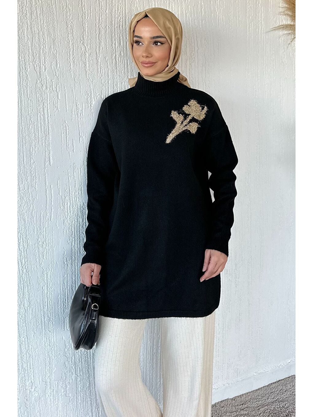 Siyah Gülseli Boğazlı Tesettür Triko Tunik-3