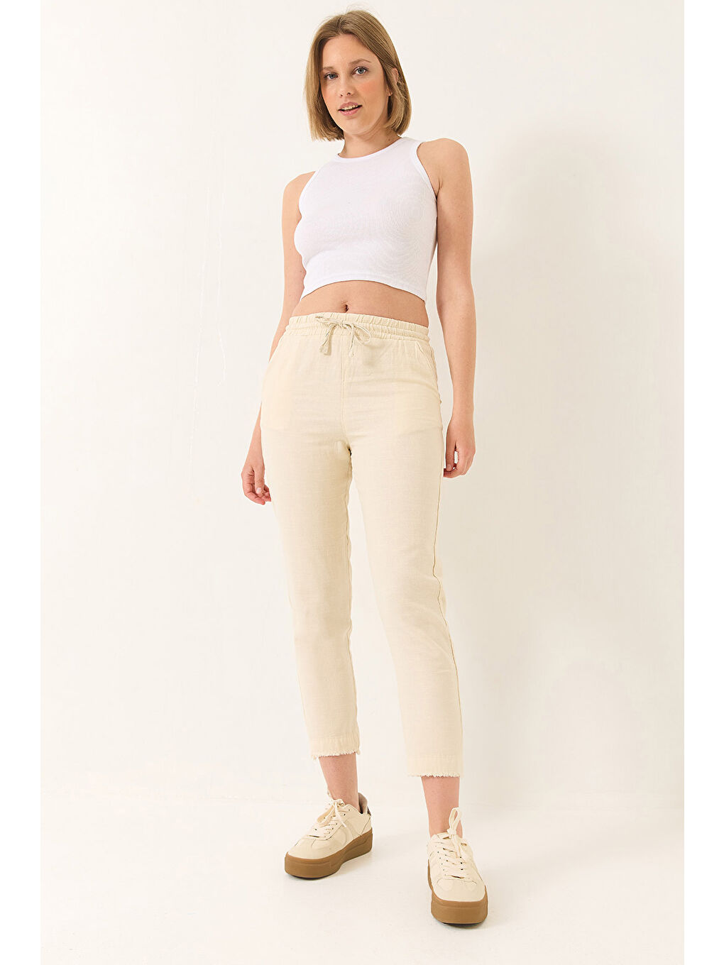 Bej Kadın Beli Bağlamalı Paça Detaylı Cepli Keten Havuç Pantolon YP