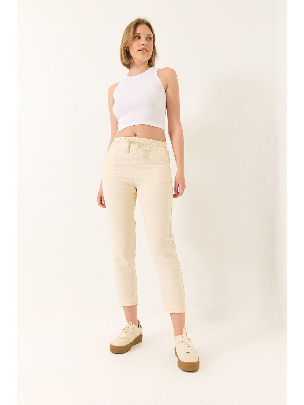 Bej Kadın Beli Bağlamalı Paça Detaylı Cepli Keten Havuç Pantolon YP-1