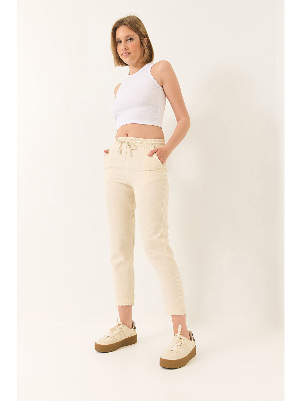 Bej Kadın Beli Bağlamalı Paça Detaylı Cepli Keten Havuç Pantolon YP-2