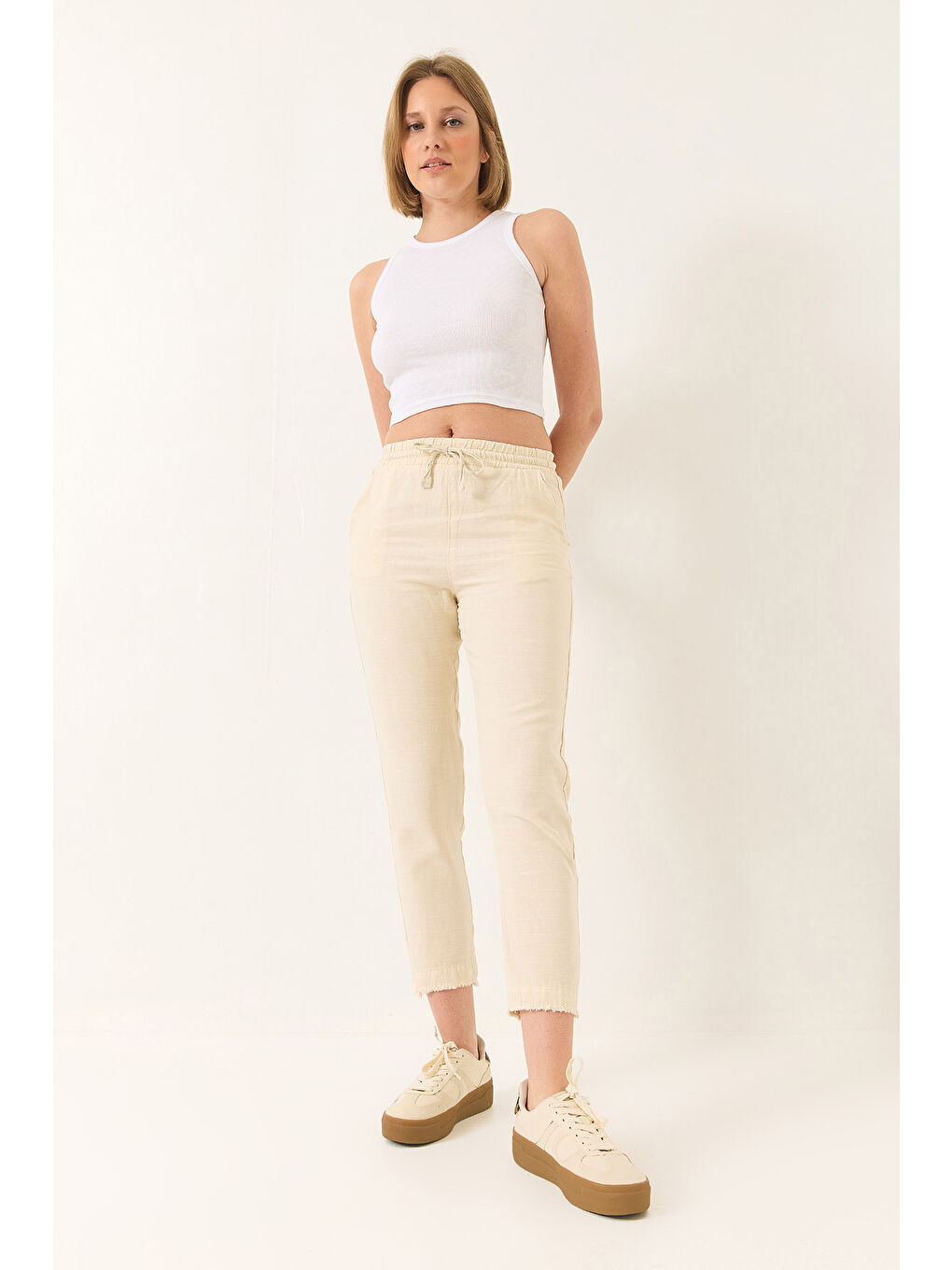 Bej Kadın Beli Bağlamalı Paça Detaylı Cepli Keten Havuç Pantolon YP-4