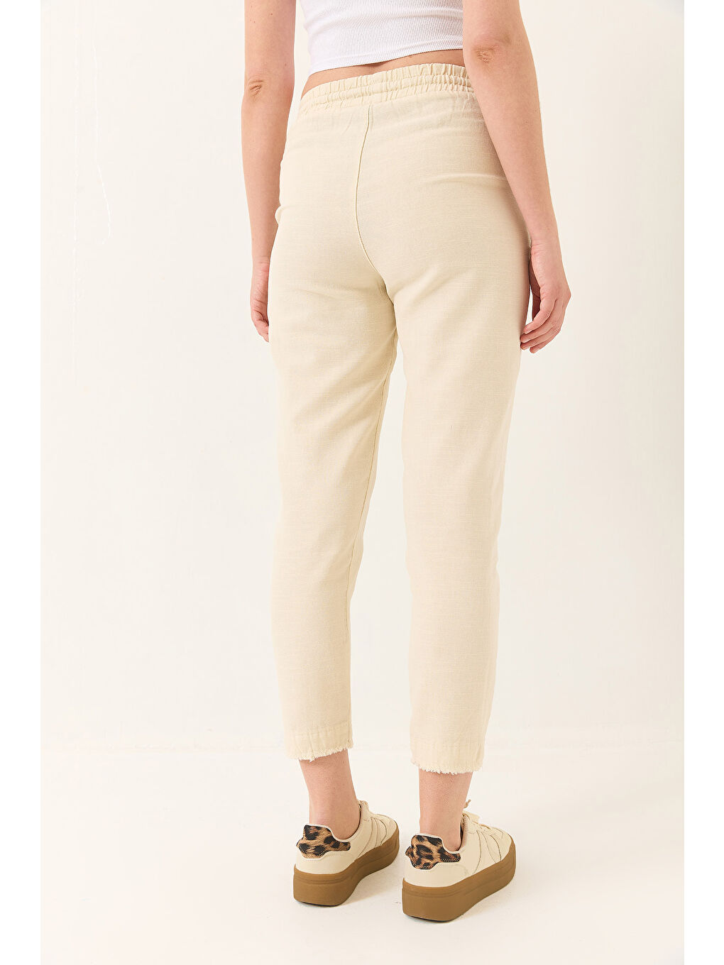 Bej Kadın Beli Bağlamalı Paça Detaylı Cepli Keten Havuç Pantolon YP-6