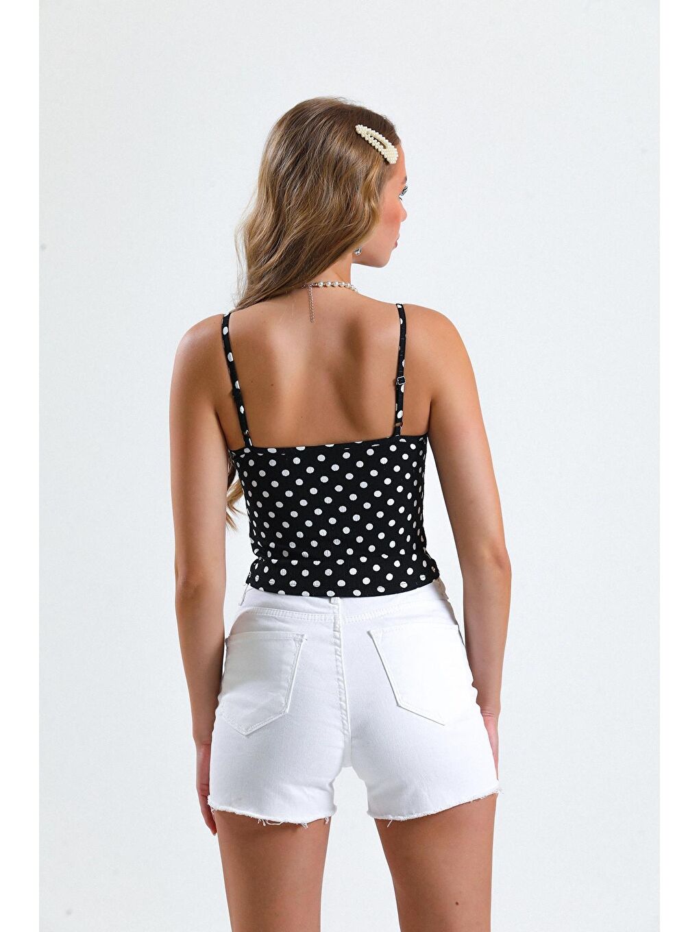 Siyah Puantiyeli İp Askılı V Dekolte Yakalı Crop Bluz IZ17-U-4