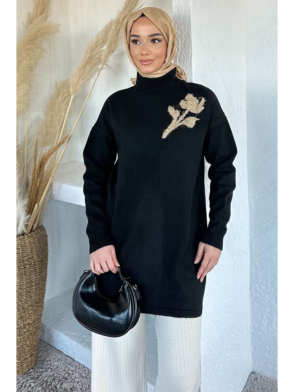 Siyah Gülseli Boğazlı Tesettür Triko Tunik-5