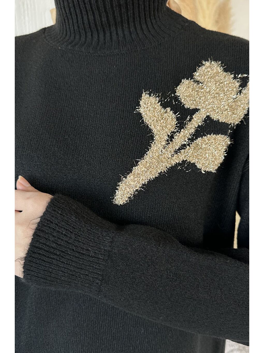 Siyah Gülseli Boğazlı Tesettür Triko Tunik-6