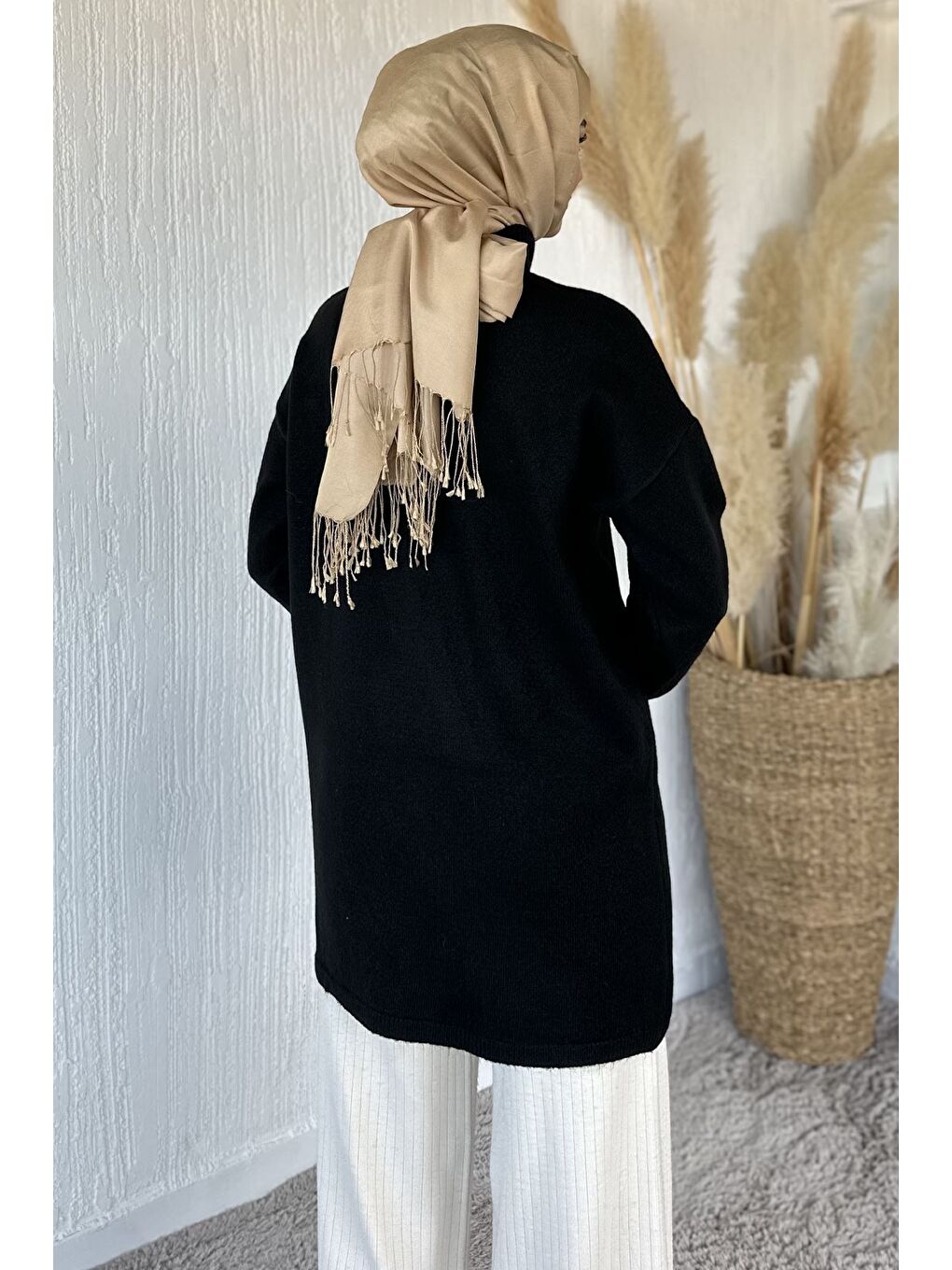 Siyah Gülseli Boğazlı Tesettür Triko Tunik-8
