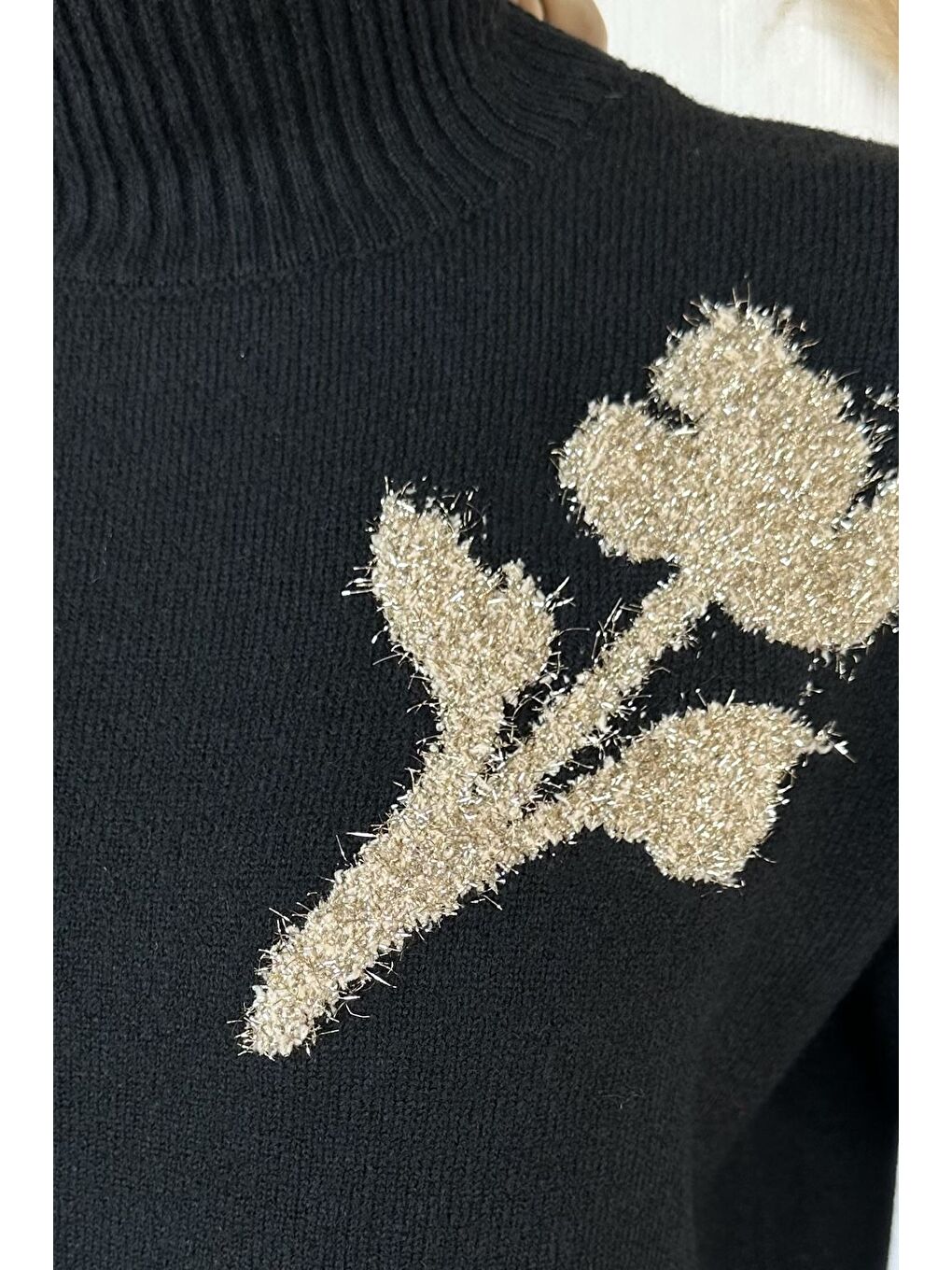 Siyah Gülseli Boğazlı Tesettür Triko Tunik-10