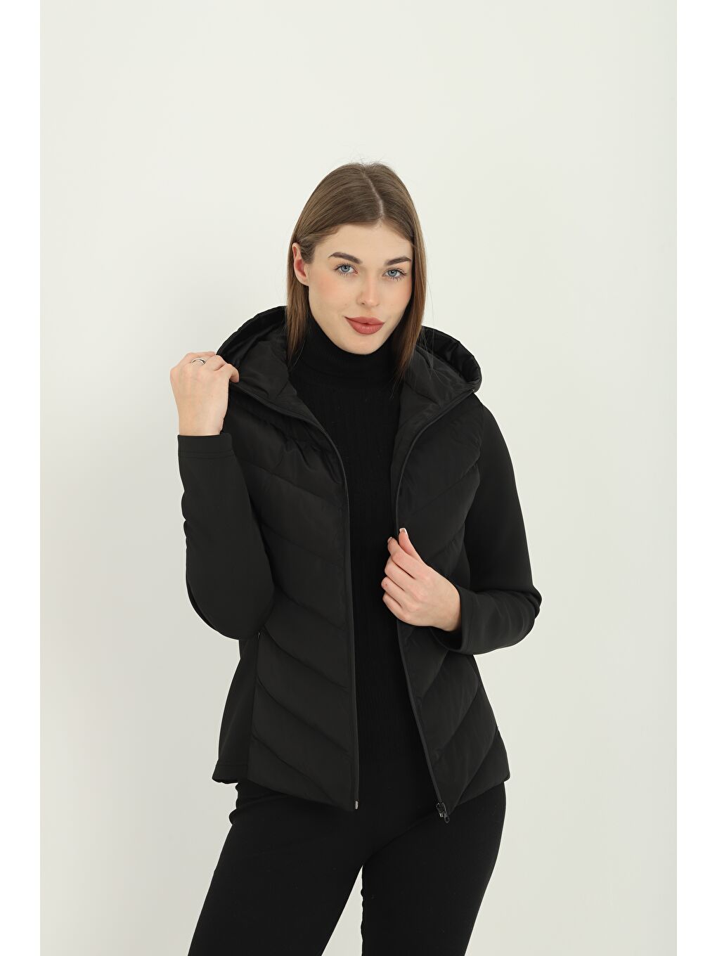 Kadın Siyah Kapüşonlu Cepli Rahat Termal Kontrast Şişme Mont-1