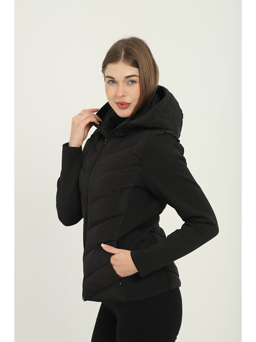 Kadın Siyah Kapüşonlu Cepli Rahat Termal Kontrast Şişme Mont-3