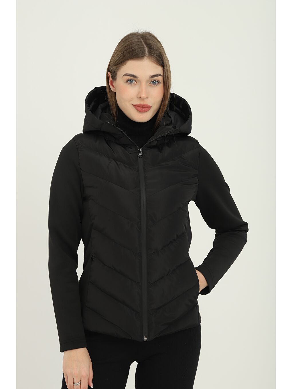 Kadın Siyah Kapüşonlu Cepli Rahat Termal Kontrast Şişme Mont-4