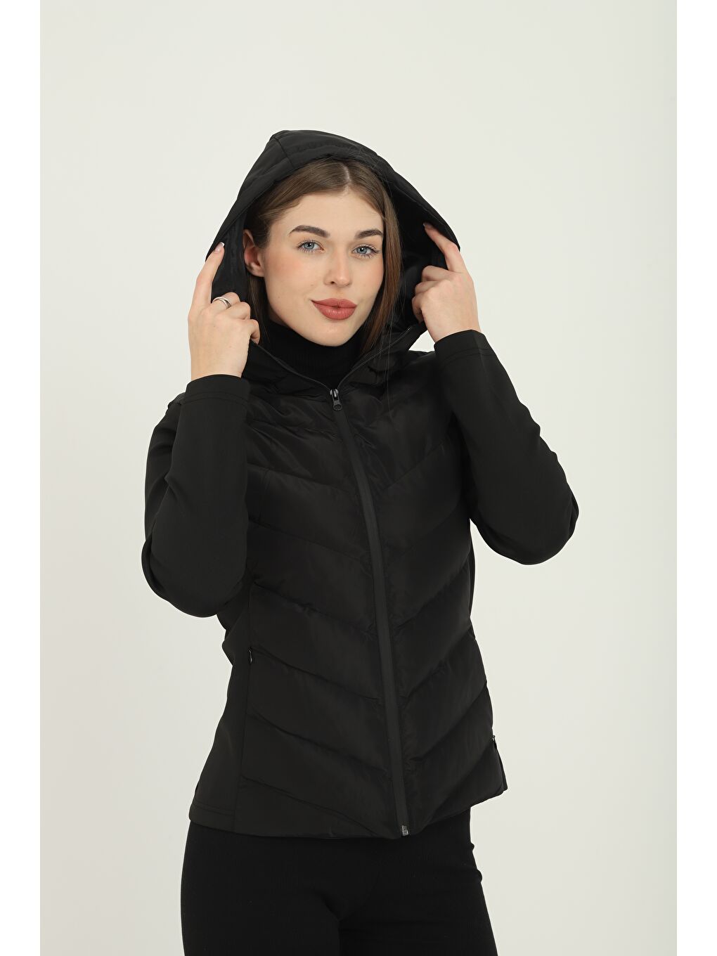 Kadın Siyah Kapüşonlu Cepli Rahat Termal Kontrast Şişme Mont-5