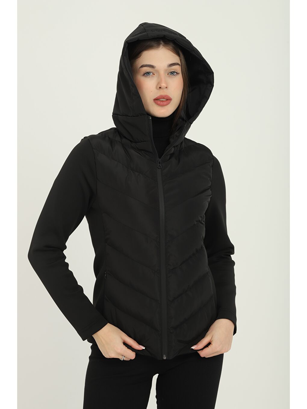 Kadın Siyah Kapüşonlu Cepli Rahat Termal Kontrast Şişme Mont-6