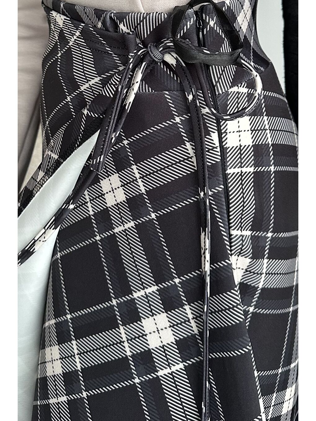 Siyah Ekose Desenli Bel Bağlamalı Kiloş Scuba Tesettür Etek-7