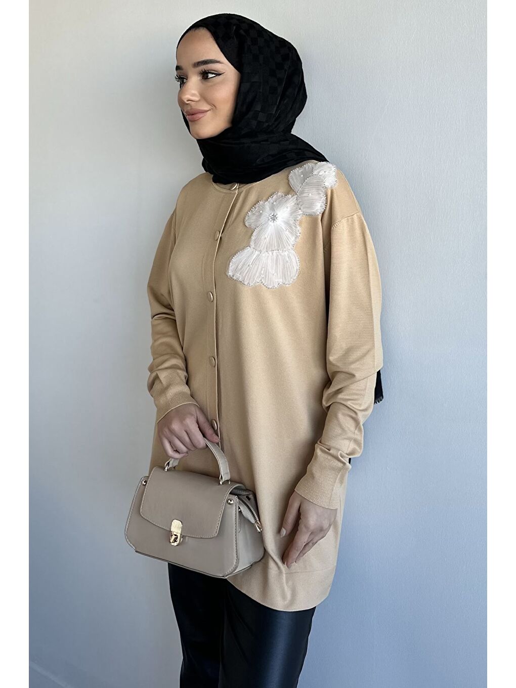 Bej Çiçek Figürlü Ön Düğmeli Tesettür Triko Hırka (s-m-l-xl Beden Uyumludur.)-3