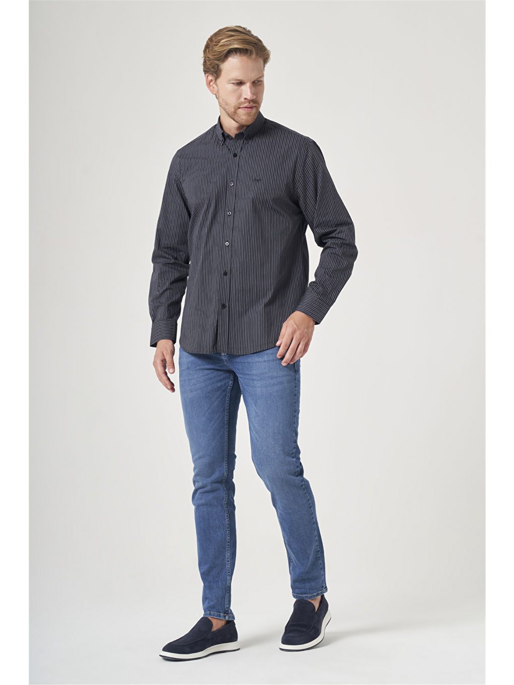 Siyah-beyaz Düğmeli Yaka Uzun Kol Cepli Comfort Fit %100 Pamuk Gömlek 1004260212-1