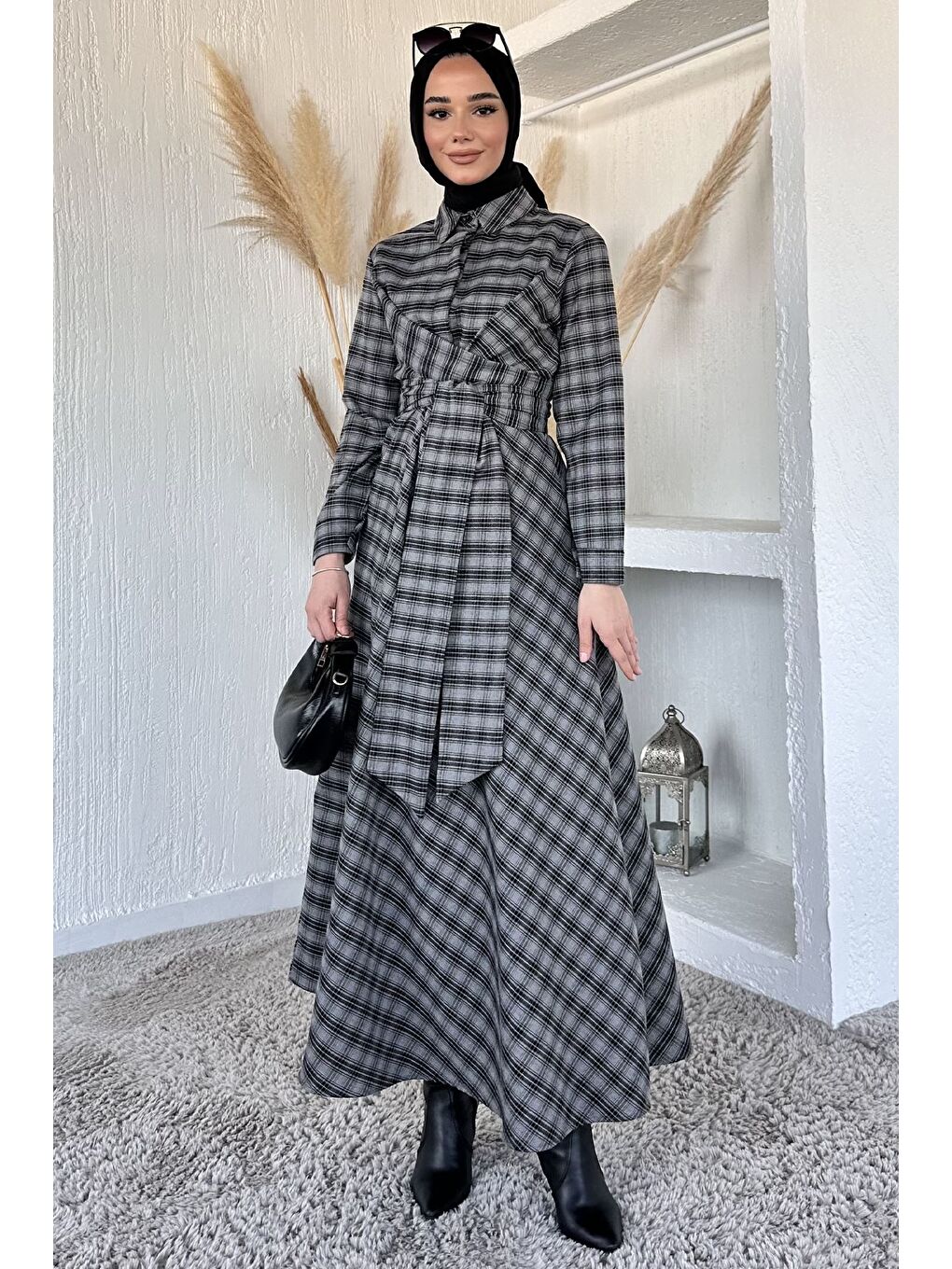 Gri Gülseli Ekose Desenli Bel Bağlamalı Tesettür Elbise