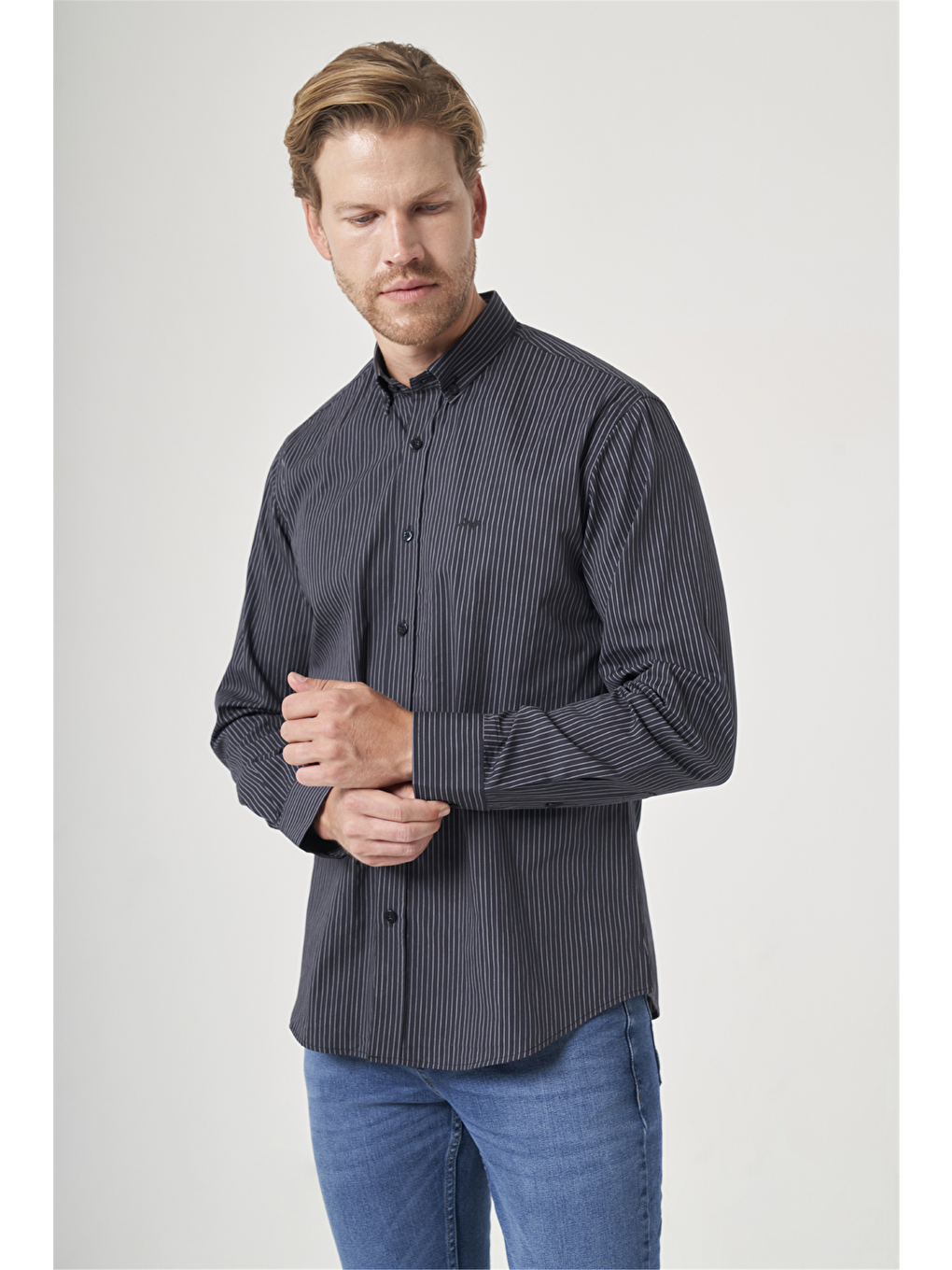 Siyah-beyaz Düğmeli Yaka Uzun Kol Cepli Comfort Fit %100 Pamuk Gömlek 1004260212-2