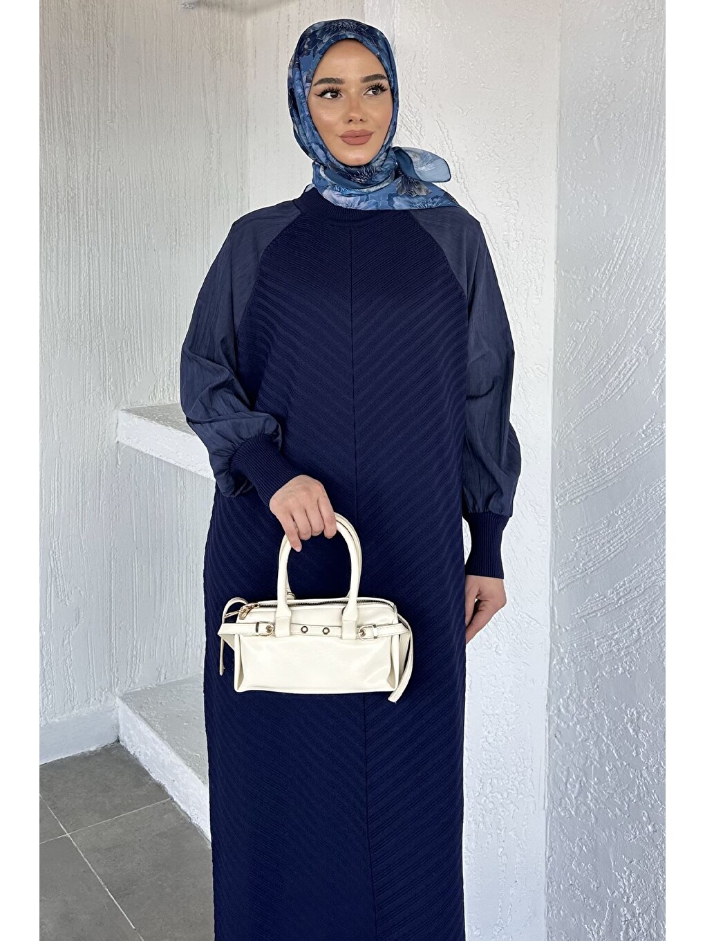 Lacivert Gülseli Kendinden Desenli Tesettür Triko Elbise-3