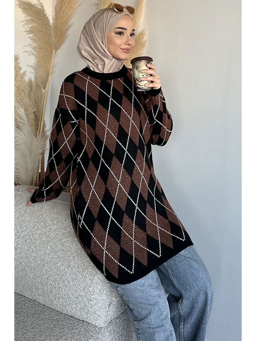 Siyah Gülseli Desenli Simli Tesettür Triko Tunik