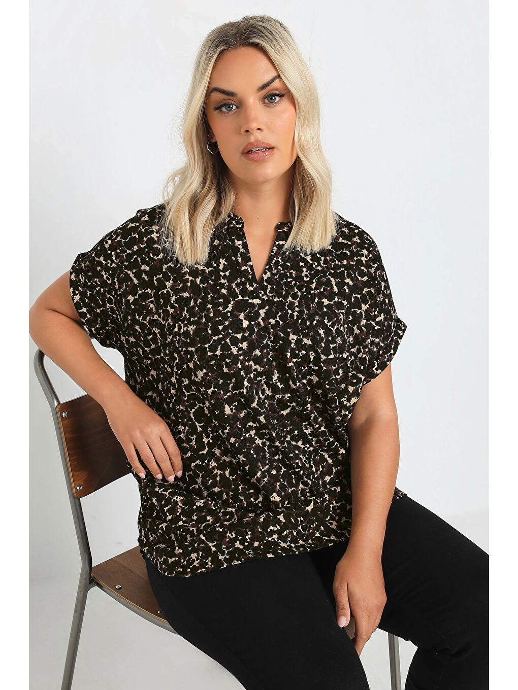 Stil Diva Siyah Büyük Beden Çentik Yaka Kısa Kollu Leopar Desenli Bluz 322198