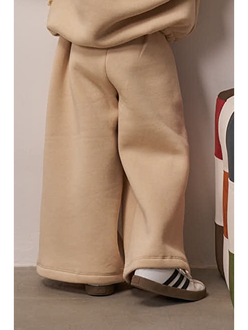 Bej Cep Detaylı Geniş Paça Eşofman Altı-2