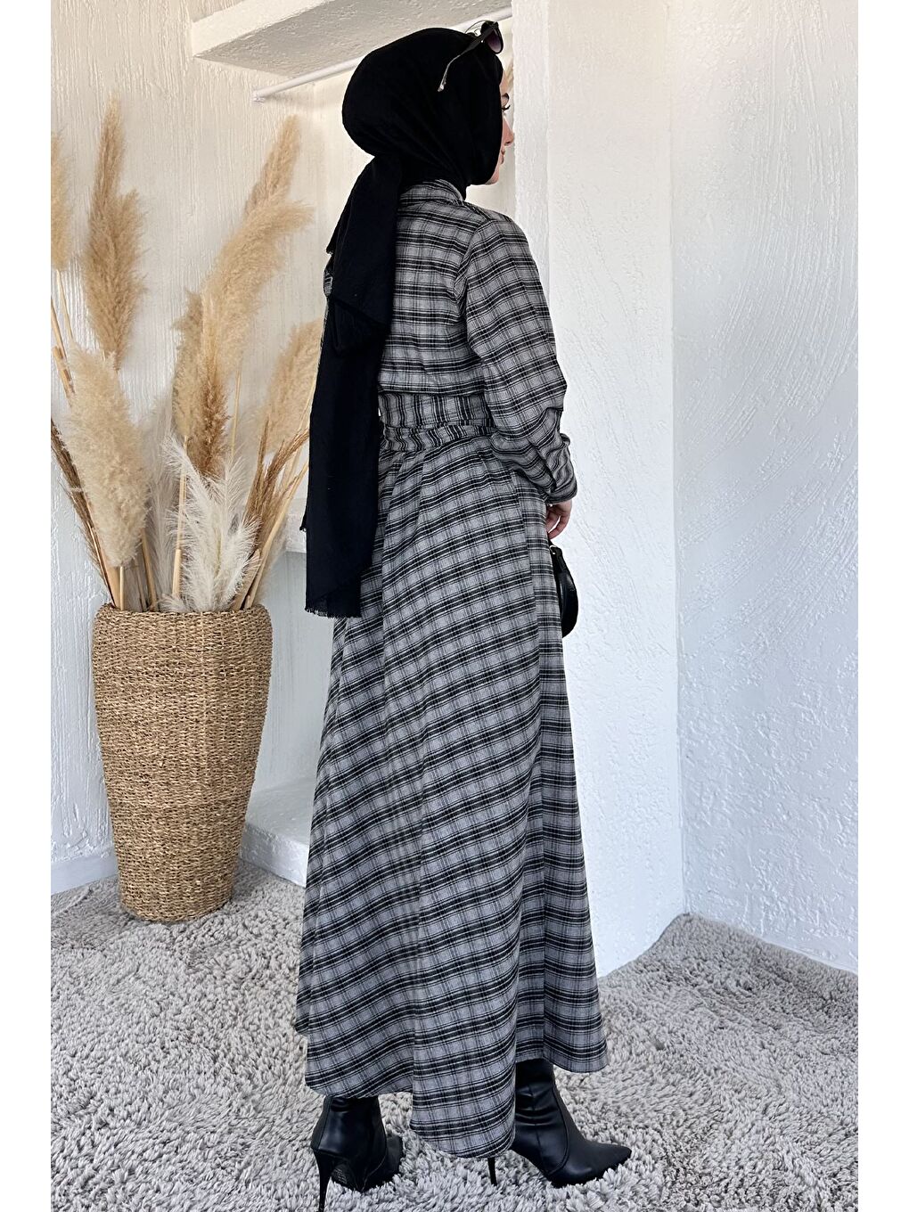 Gri Gülseli Ekose Desenli Bel Bağlamalı Tesettür Elbise-11