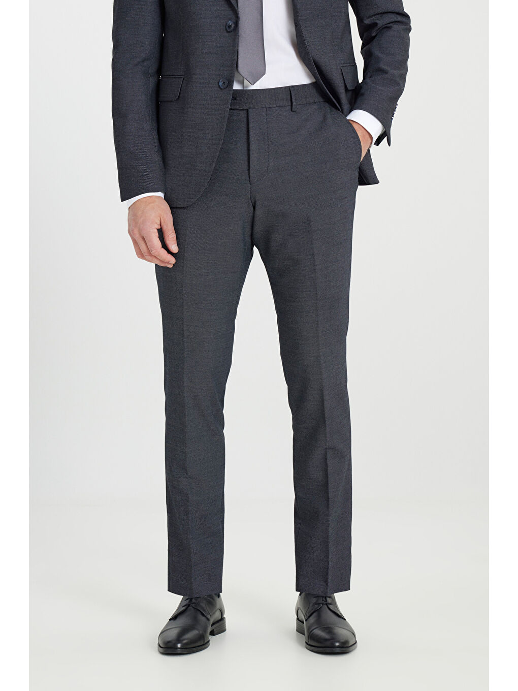 Erkek Lacivert-Beyaz Yün Slim Fit Dar Kesim Kırlangıç Yaka Desenli Kapak Cepli Takım Elbise-4