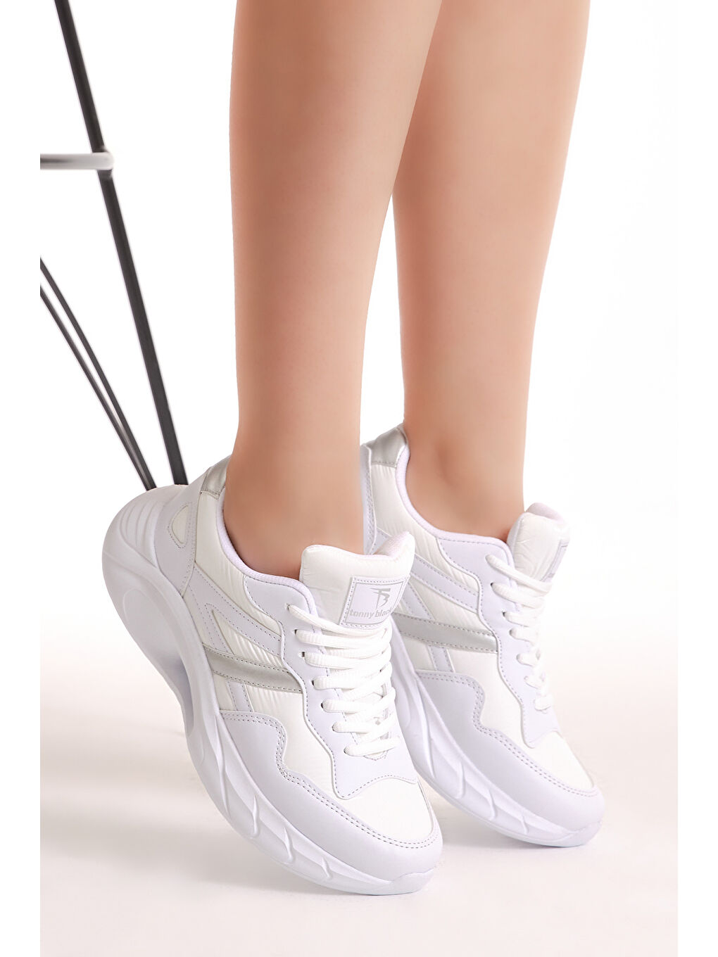 Kadın Beyaz Faylon Taban Şeritli Bağcıklı Spor Ayakkabı-1