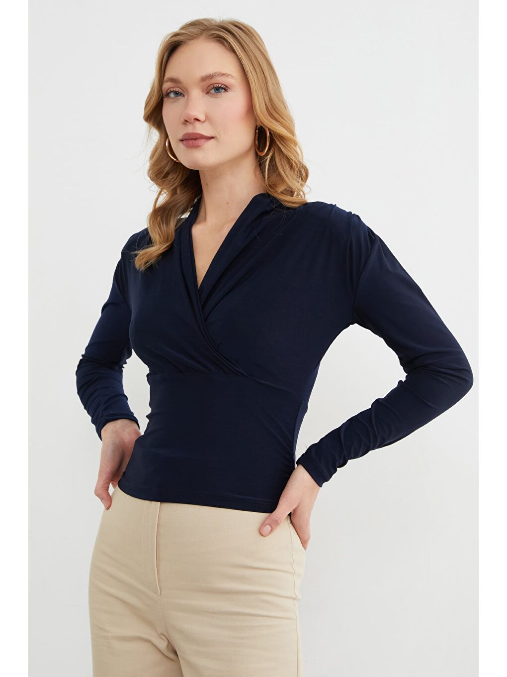 Lacivert Omuz Vatkalı Kruvaze Yaka Bluz-4