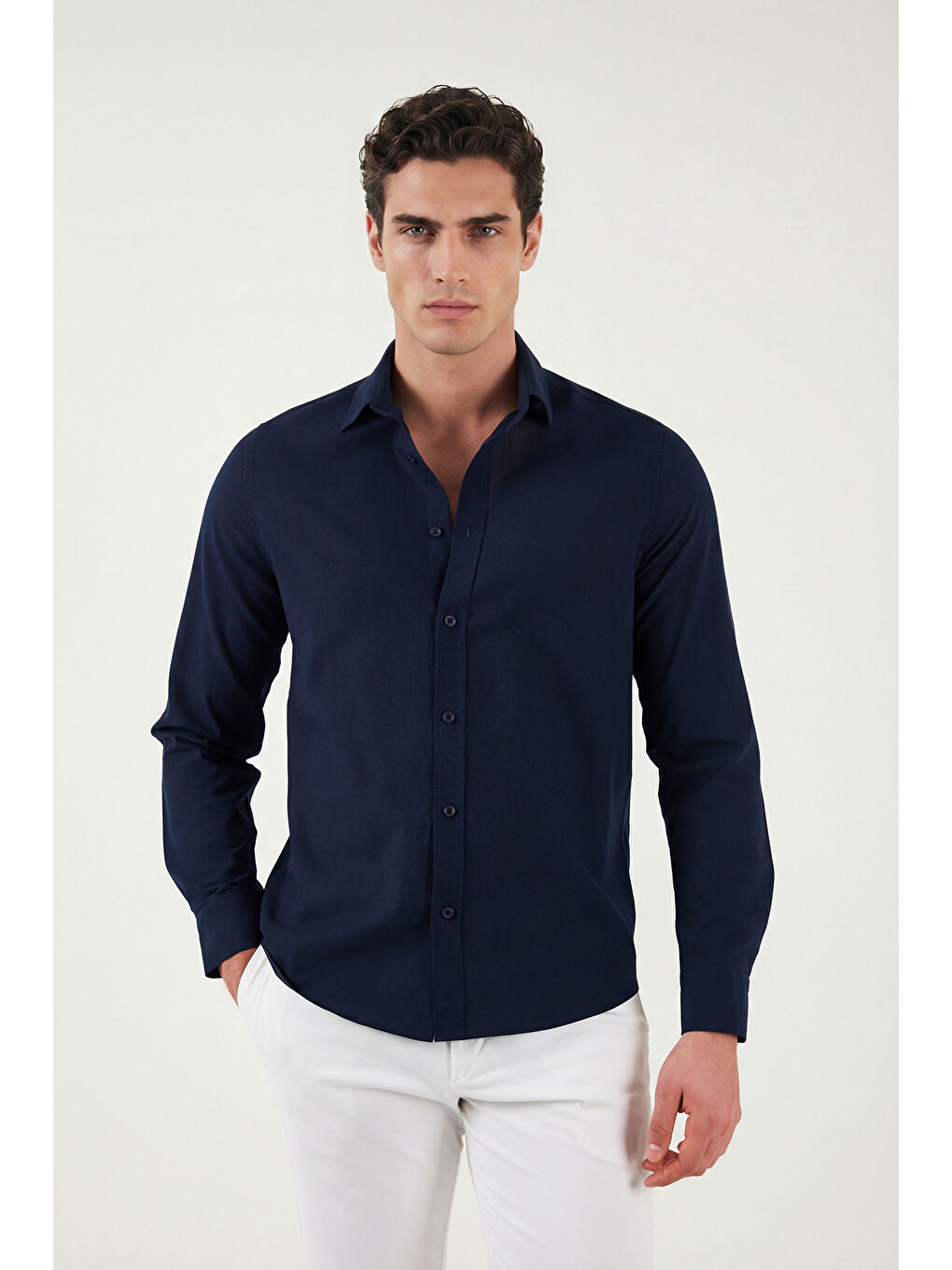 Lacivert Pamuk ve Keten Karışımlı Regular Fit Klasik Yaka Uzun Kollu Gömlek CF26S1210134-1
