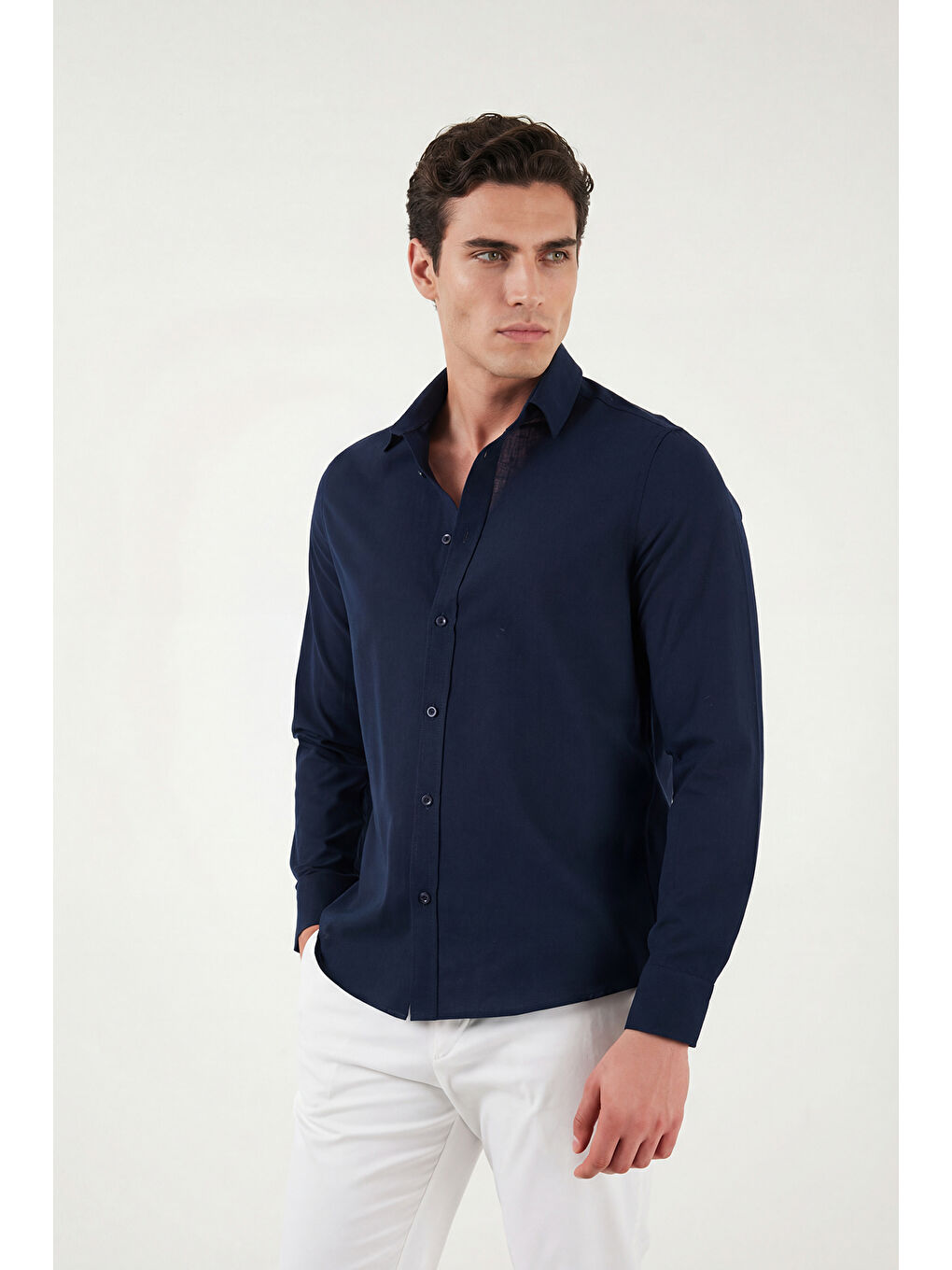 Lacivert Pamuk ve Keten Karışımlı Regular Fit Klasik Yaka Uzun Kollu Gömlek CF26S1210134-3
