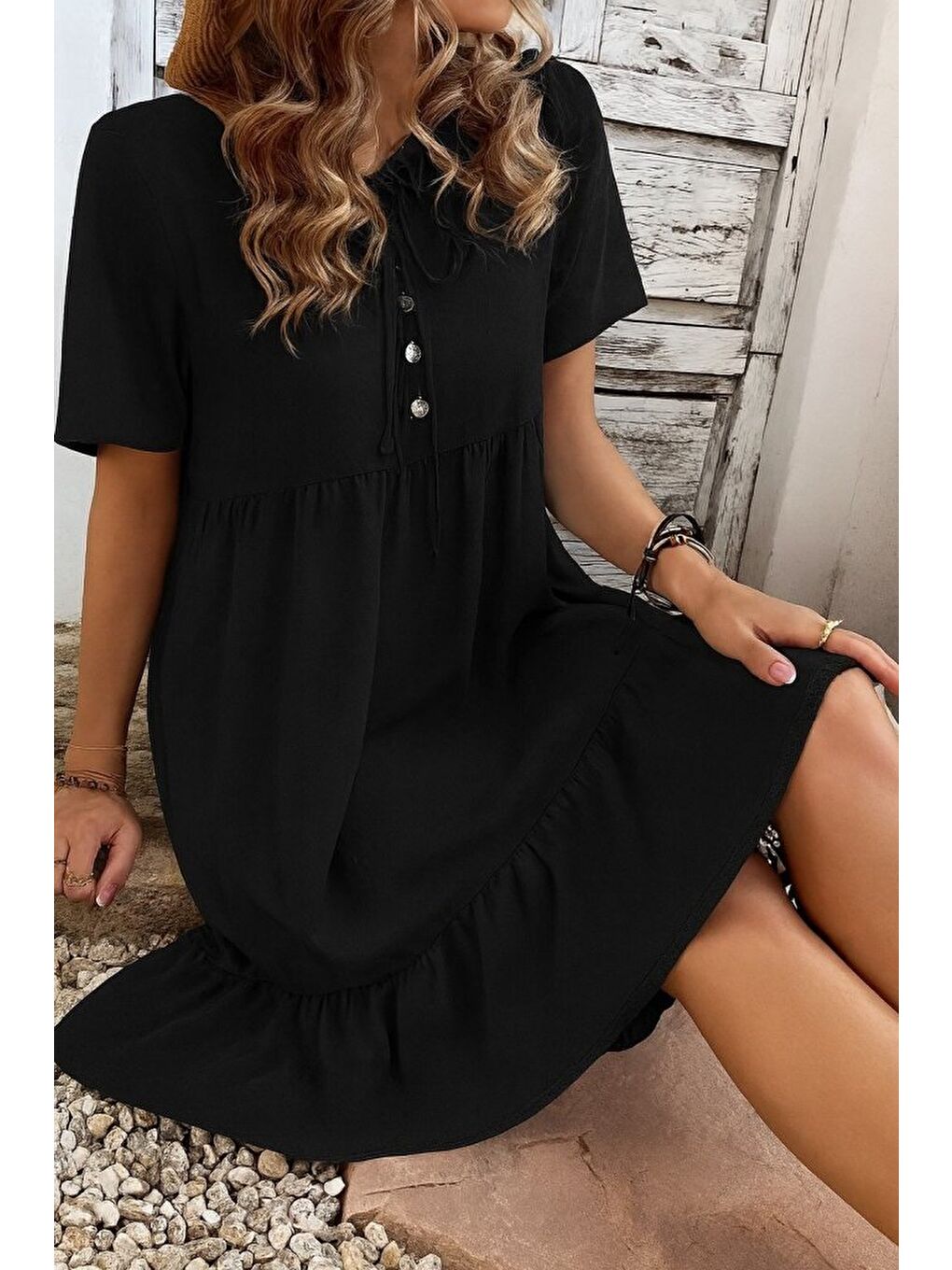 Siyah Kadın Kısa Kollu Yakası Bağcıklı önden Düğmeli Fırfır Desenli Süprem Elbise