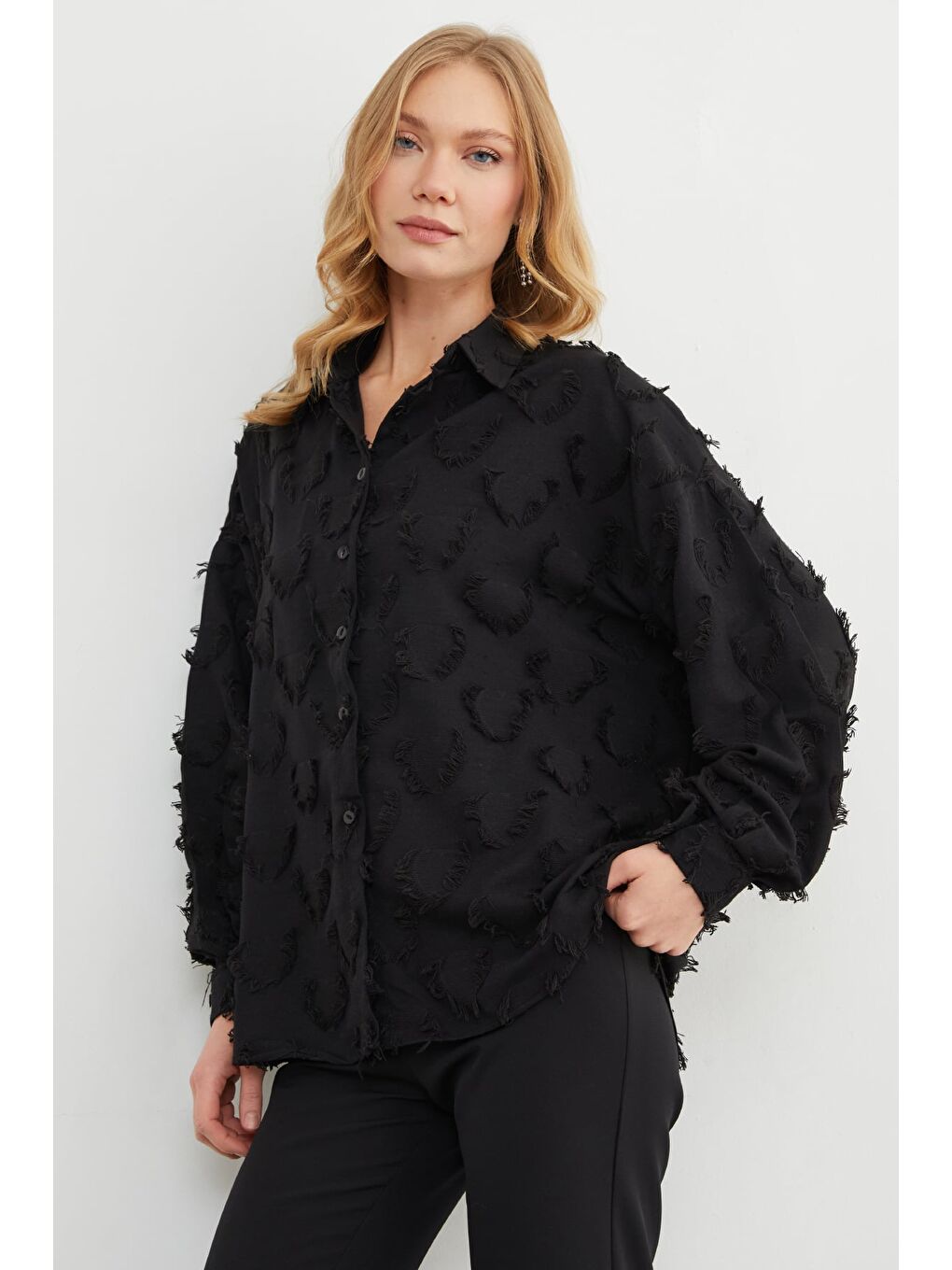 Siyah Püskül Detaylı Keten Görünümlü Salaş Gömlek-1