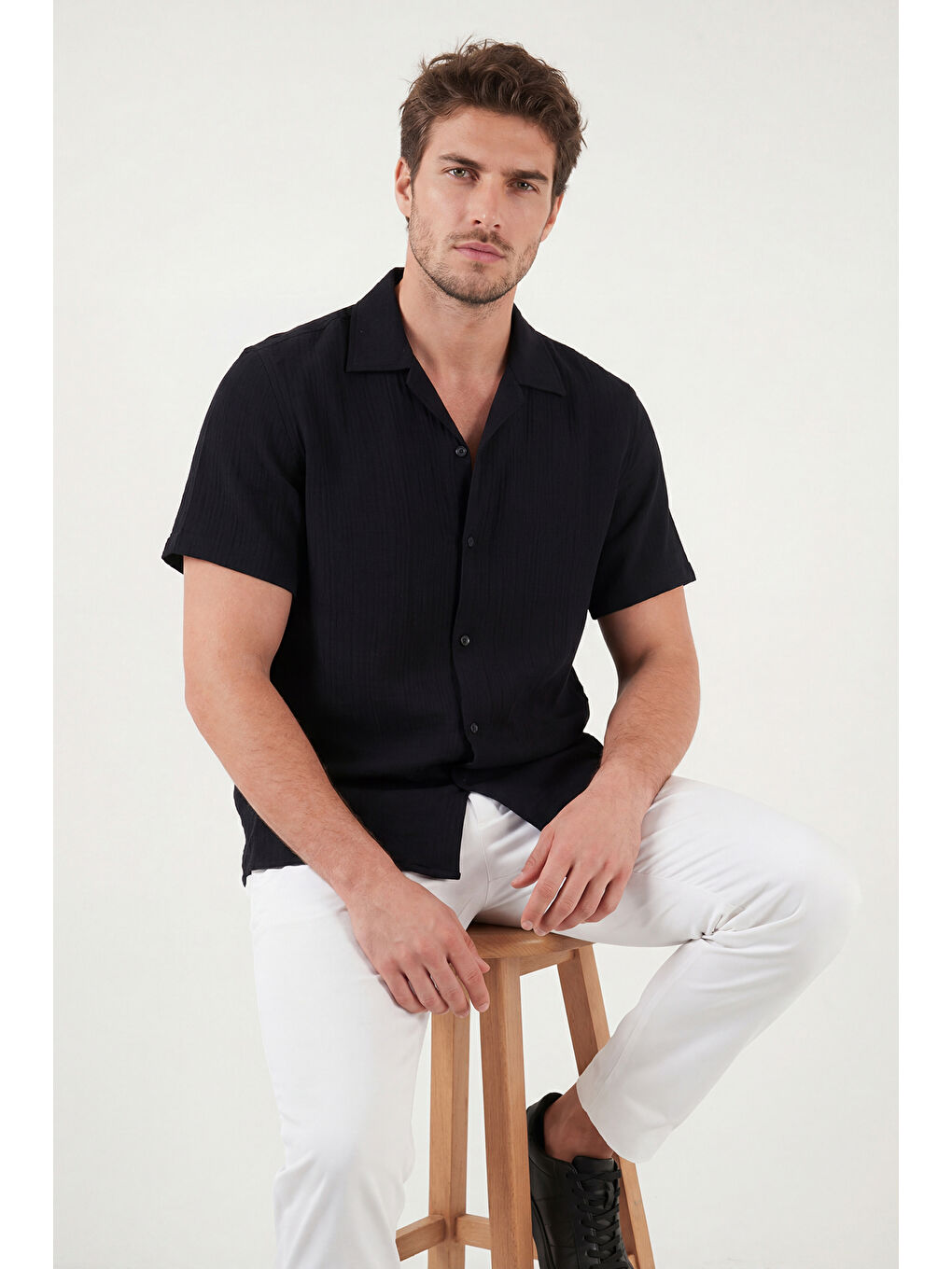 Siyah Pamuklu Regular Fit Klasik Yaka Kısa Kollu Gömlek CF26S125404-4